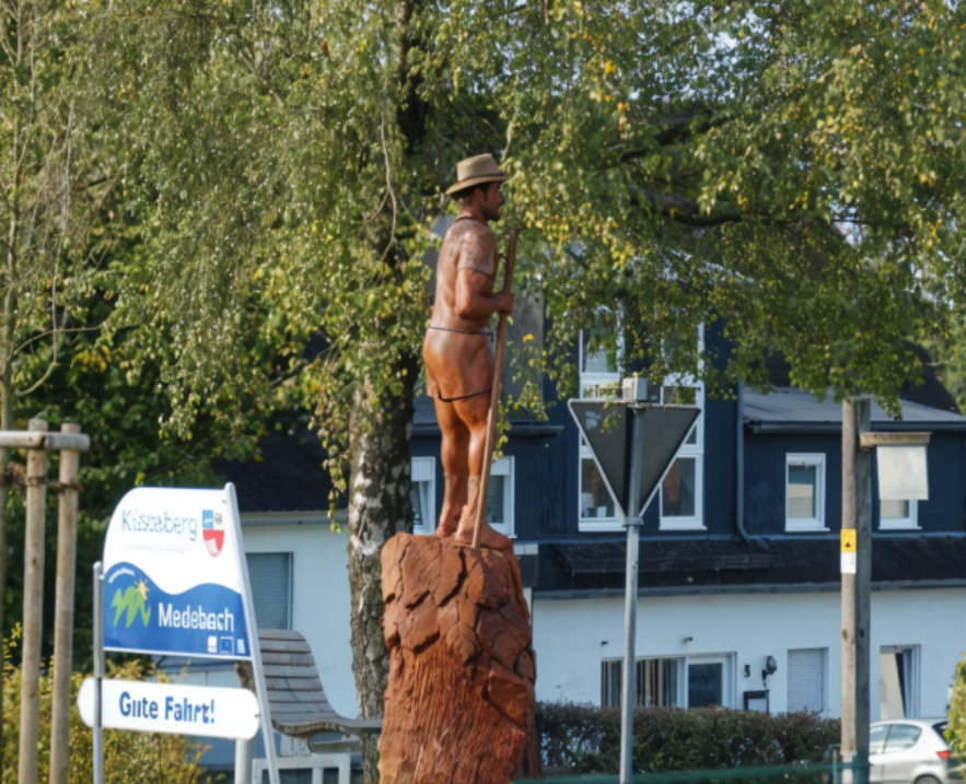 sculptuur Deze houten sculptuur staat in Küstelberg aan de dorpsingang als een verwelkoming voor bezoekers en wandelaars.